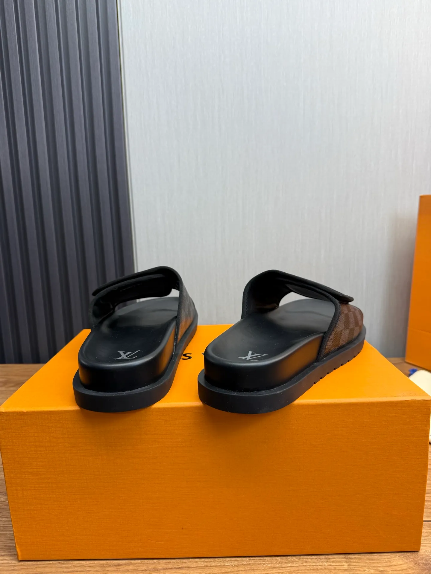 Men's shoes 💰340💰 ▪️LV's popular Little Red Book popular slippers hot sale: 1 shipment✅ Super textured and comfortable slippers, original TPU outsole. Authentic counter box drawer box packaging 🎁Size 38-45